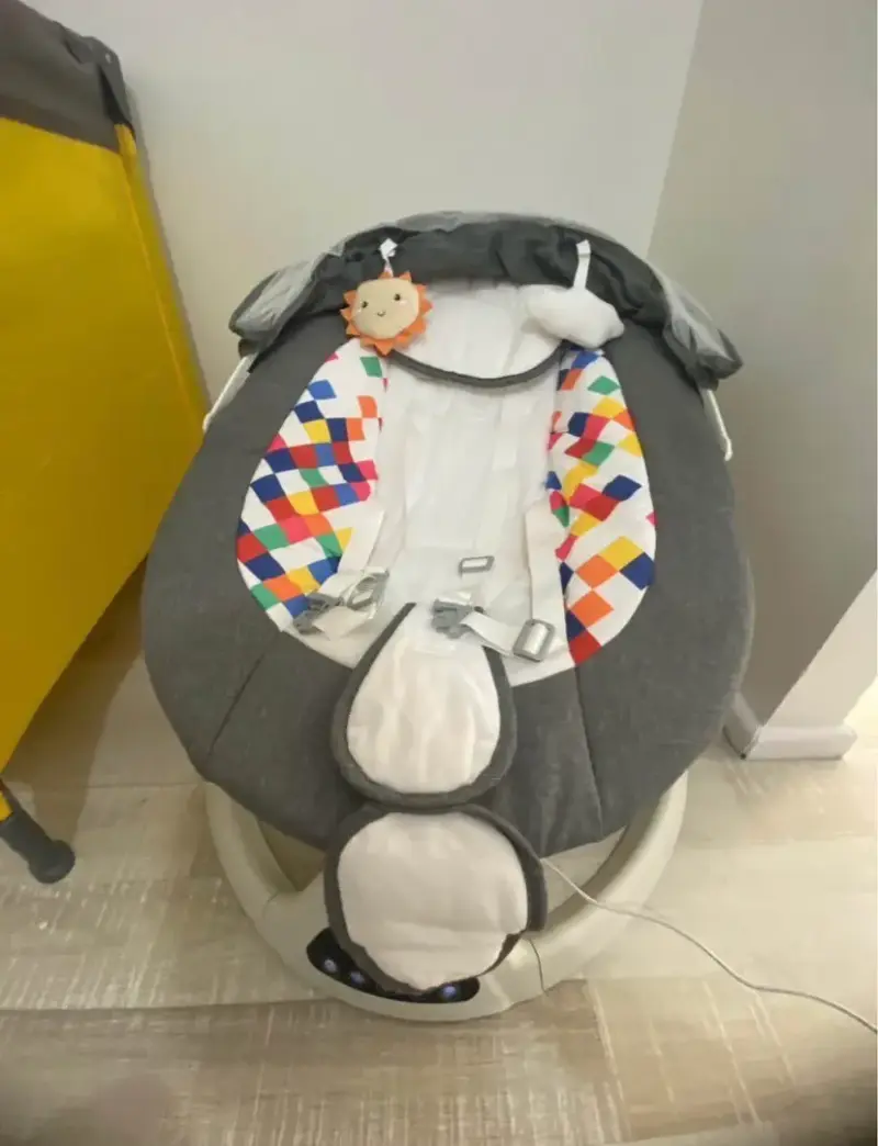 Silla mecedora para bebé con diseño colorido - 1