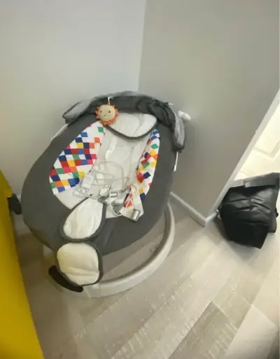 Silla mecedora para bebé con diseño colorido - miniatura 2