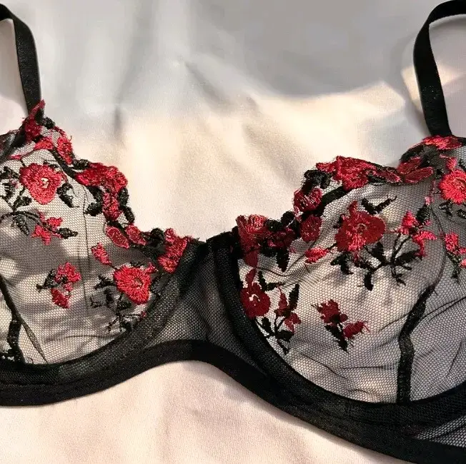 Conjunto de lencería negro con encaje floral rojo - 2