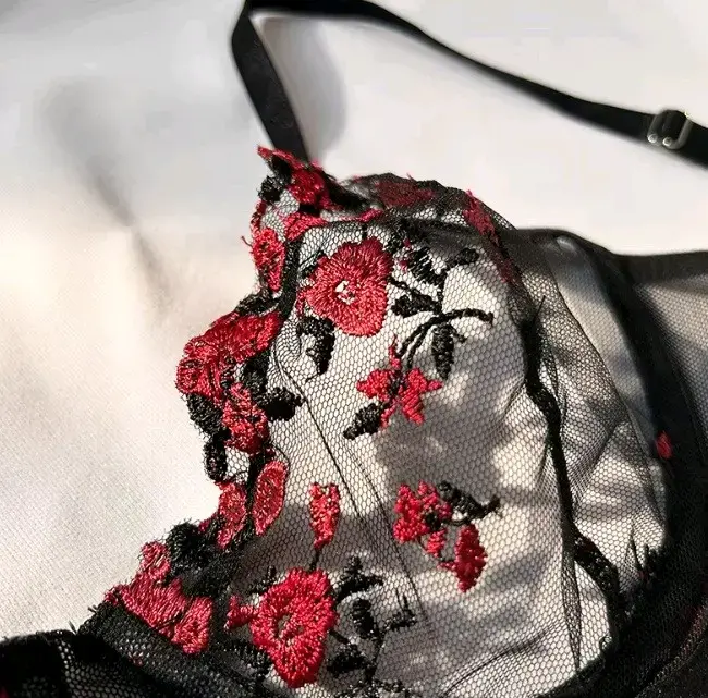 Conjunto de lencería negro con encaje floral rojo - 4