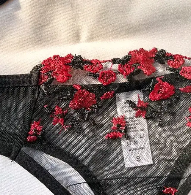 Conjunto de lencería negro con encaje floral rojo - 5
