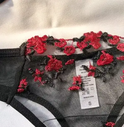 Conjunto de lencería negro con encaje floral rojo - miniatura 5