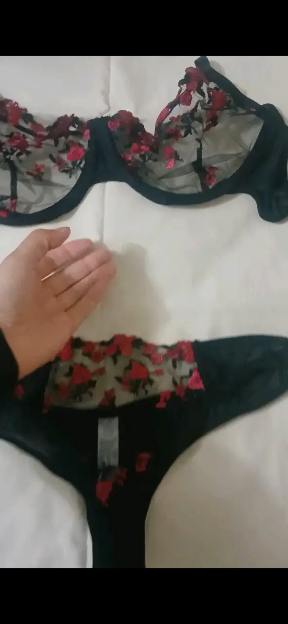 Conjunto de lencería negro con encaje floral rojo - 6