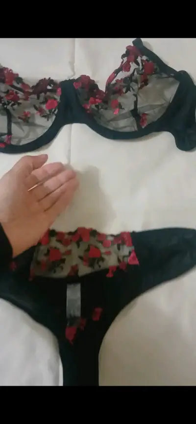 Conjunto de lencería negro con encaje floral rojo - miniatura 6