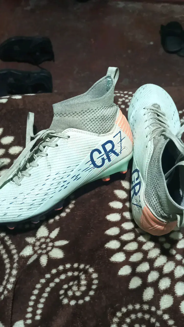 Botines de fútbol CR7 blancos con calceta