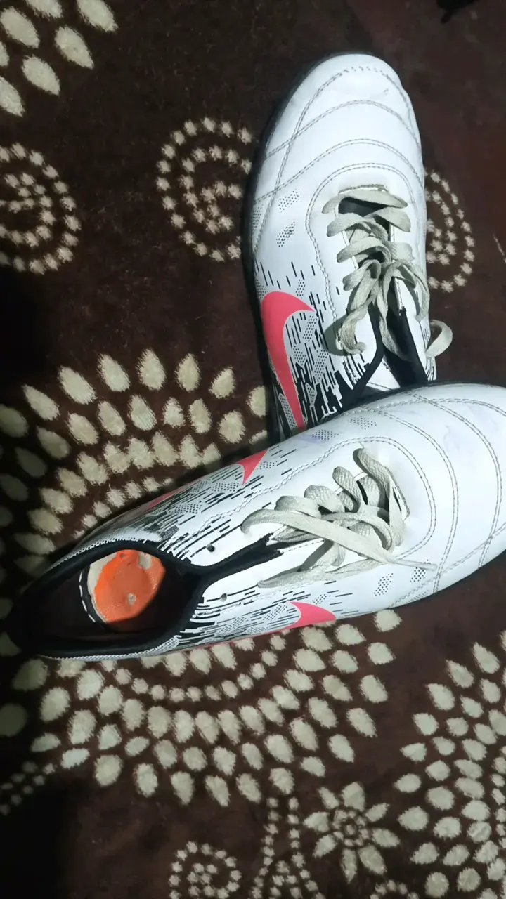 Zapatillas deportivas blancas con logo rojo