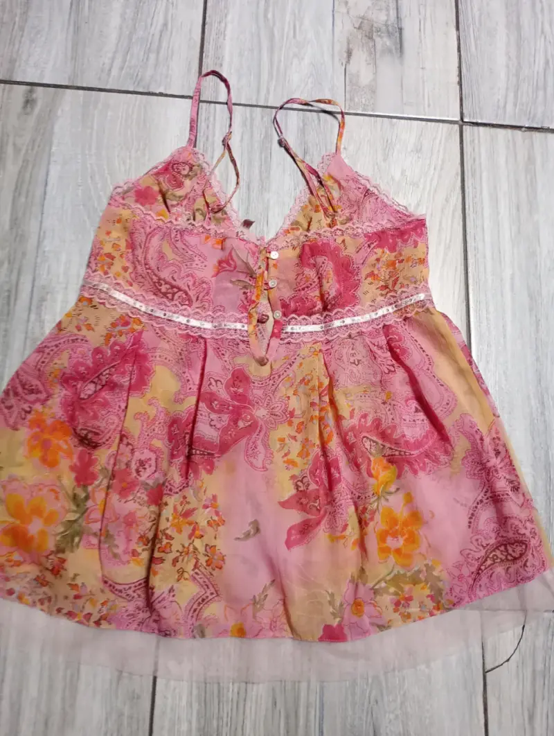 Polera floral rosa con encaje - 1