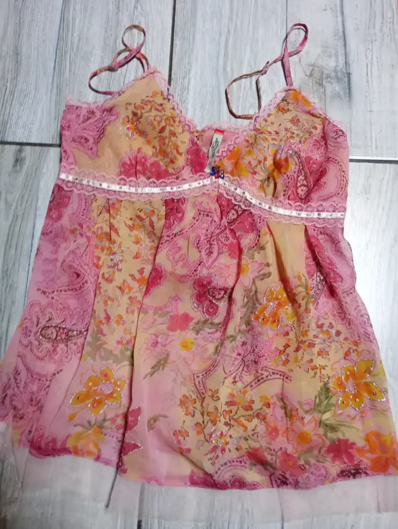 Polera floral rosa con encaje - 2