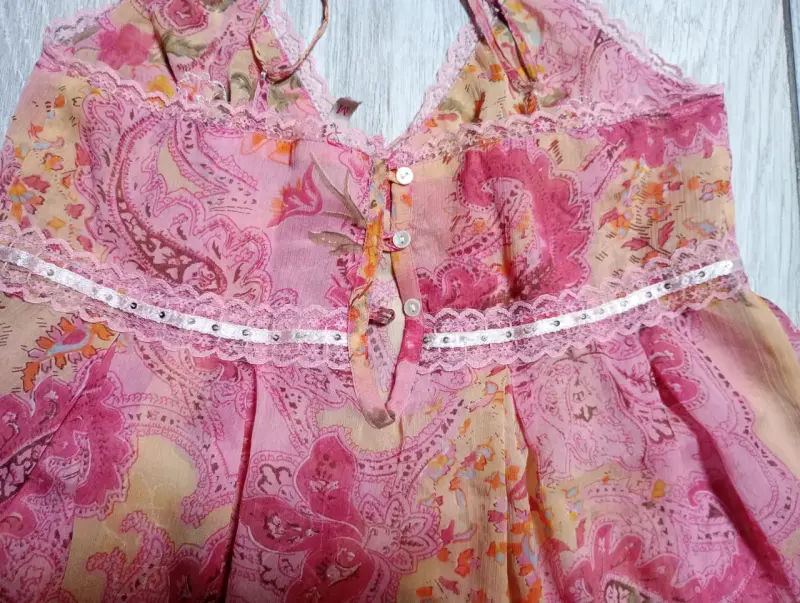 Polera floral rosa con encaje - 3