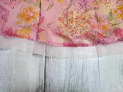 Polera floral rosa con encaje - miniatura 4