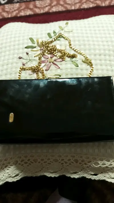 Cartera italiana de mano negra con cadena dorada G - miniatura 2