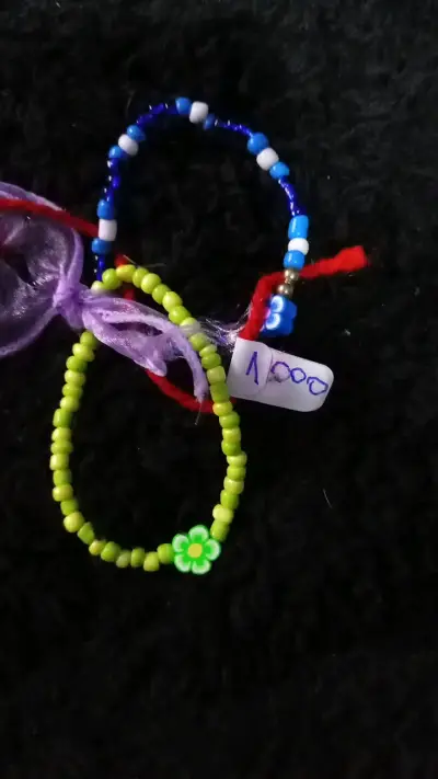 Pulseras de cuentas coloridas para niños - miniatura 1