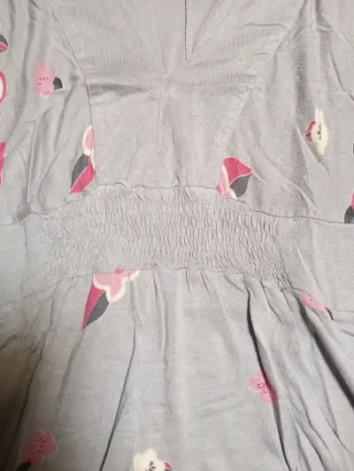 Polera floral gris y rosa Umbrale talla XS - miniatura 2