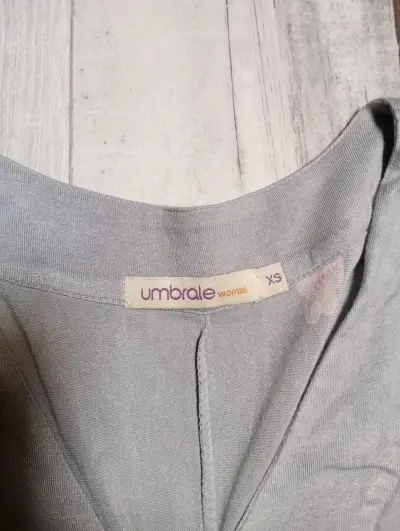 Polera floral gris y rosa Umbrale talla XS - miniatura 3