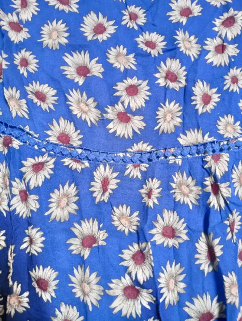 Vestido azul con estampado de margaritas - 2