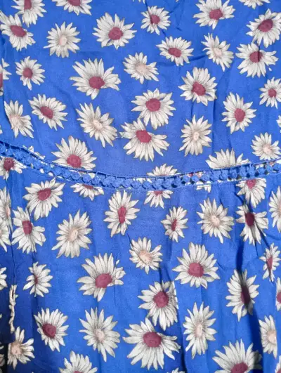 Vestido azul con estampado de margaritas - miniatura 2