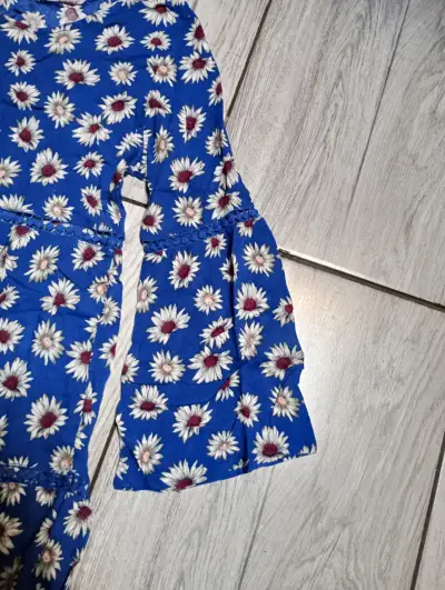 Vestido azul con estampado de margaritas - miniatura 3