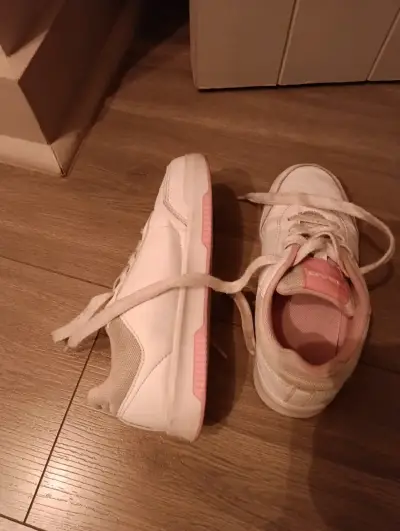 Zapatillas deportivas blancas con detalles rosados - miniatura 1