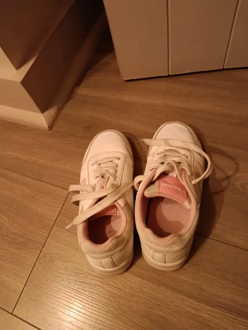 Zapatillas deportivas blancas con detalles rosados - 2