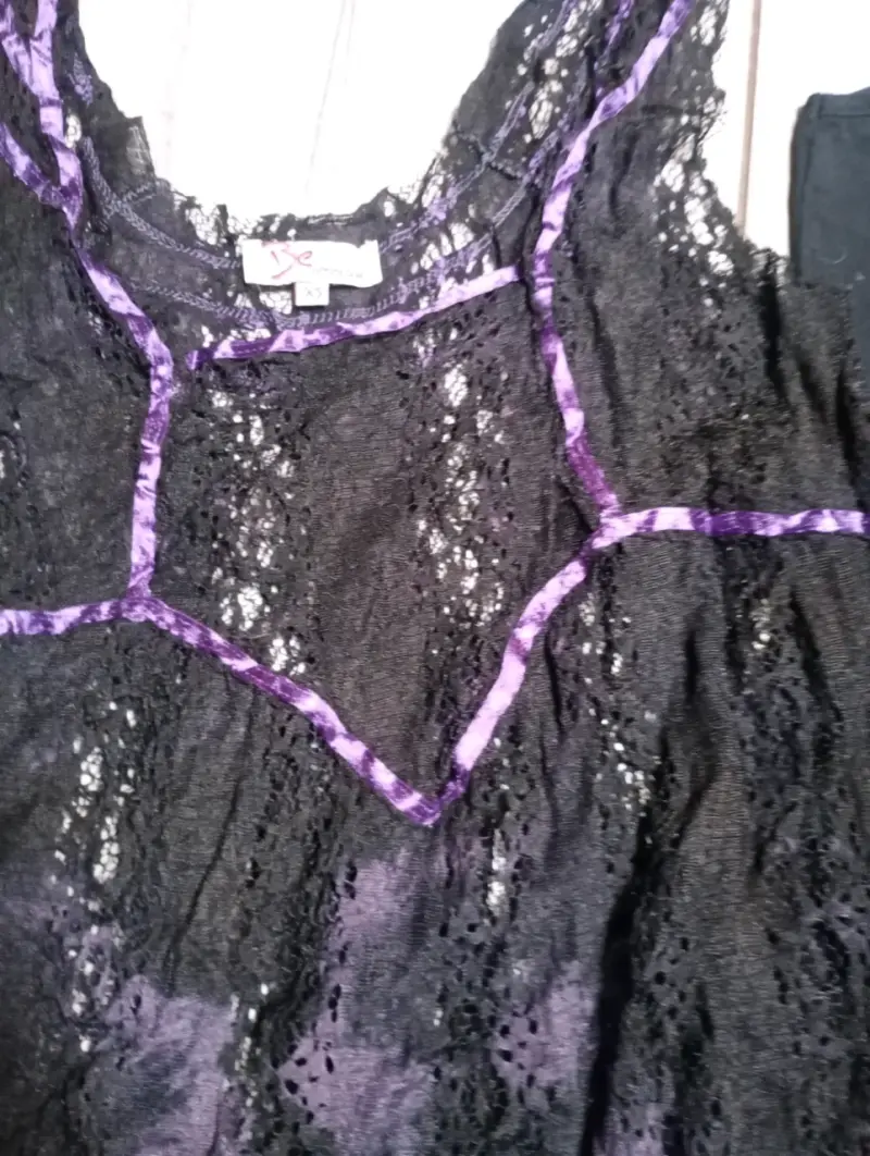 Vestido de encaje negro con detalles morados Be Umbrale - 2