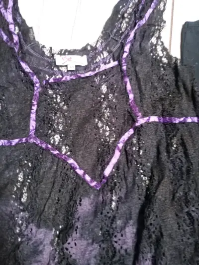 Vestido de encaje negro con detalles morados Be Umbrale - miniatura 2