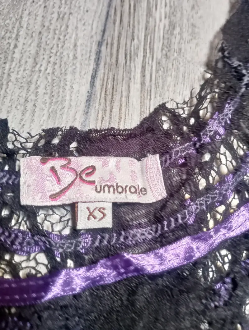 Vestido de encaje negro con detalles morados Be Umbrale - 3