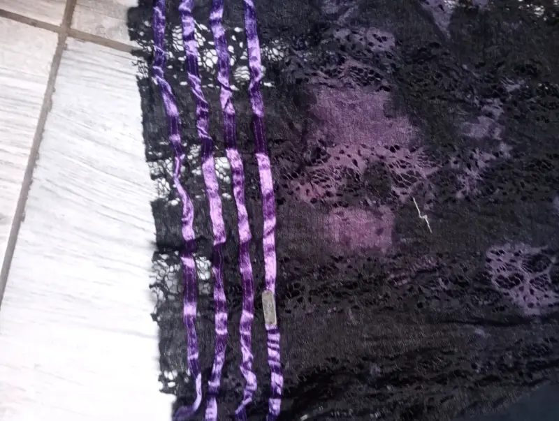 Vestido de encaje negro con detalles morados Be Umbrale - 4