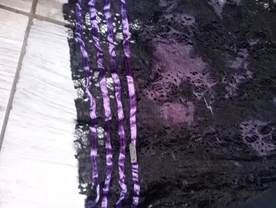 Vestido de encaje negro con detalles morados Be Umbrale - miniatura 4