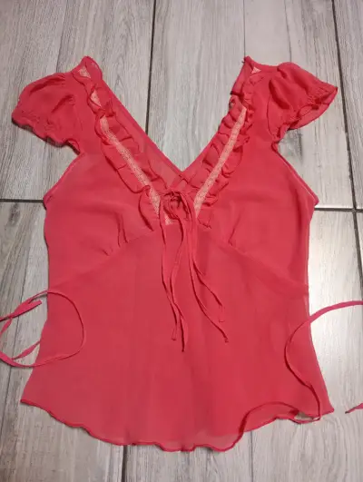 Blusa roja con volantes y encaje - miniatura 1