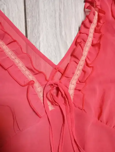 Blusa roja con volantes y encaje - miniatura 2