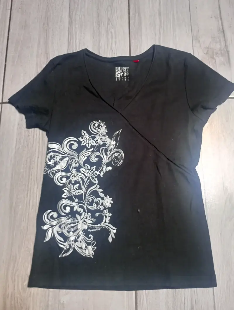 Polera negra con diseño floral Esprit - 1
