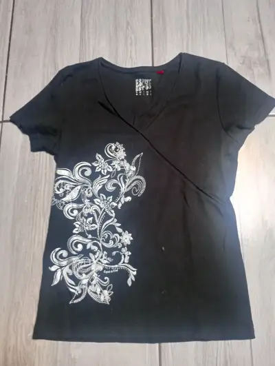 Polera negra con diseño floral Esprit - miniatura 1
