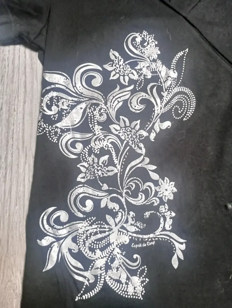Polera negra con diseño floral Esprit - 2