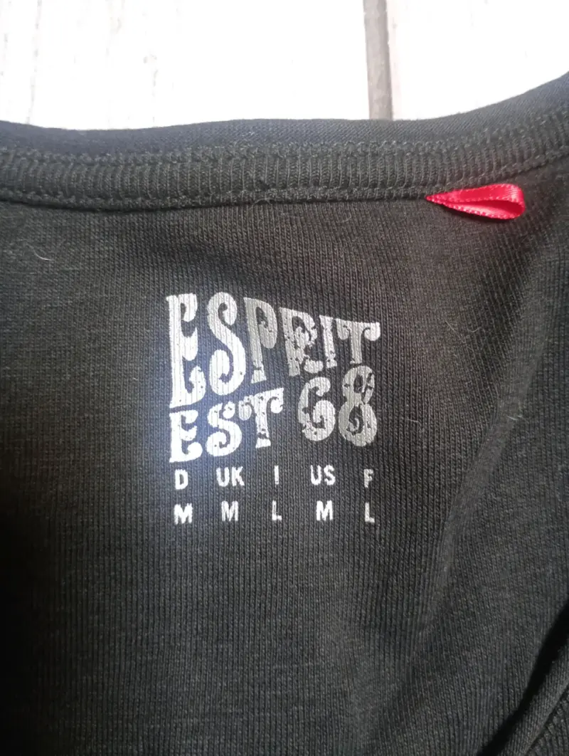 Polera negra con diseño floral Esprit - 3