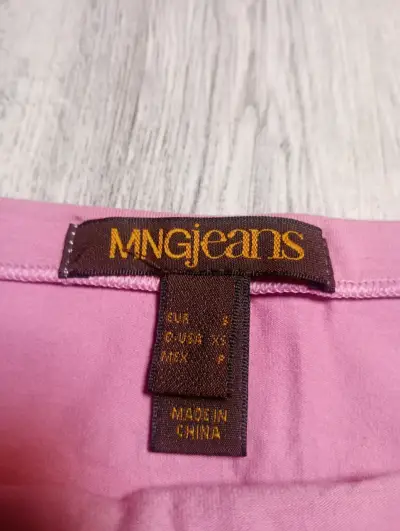 Polera strapless rosa con diseño gráfico - miniatura 2