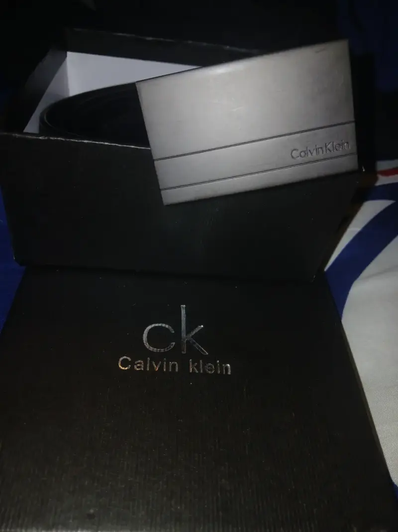 Cinturón de cuero Calvin Klein negro elegante