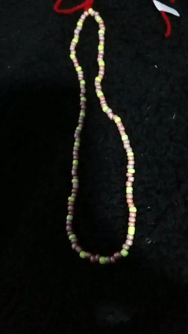 Collar de cuentas de colores vibrantes - 1