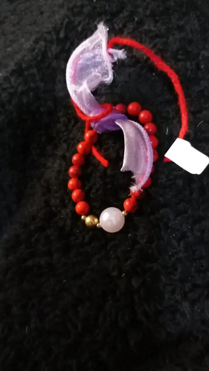 Pulsera de cuentas rojas con cinta decorativa