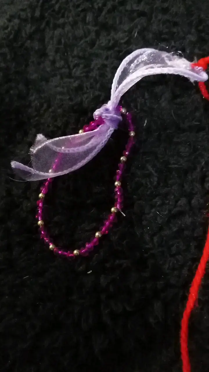 Pulsera de cuentas moradas con cinta decorativa - 1
