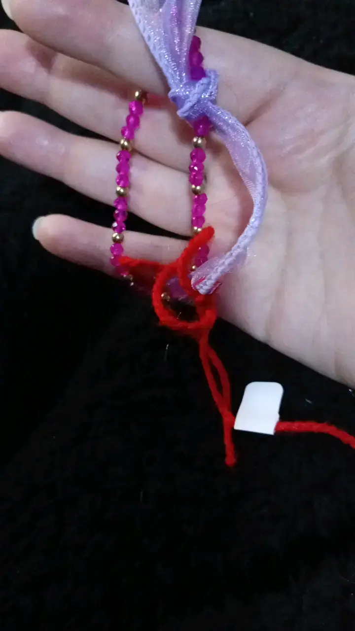 Pulsera de cuentas moradas con cinta decorativa - 2