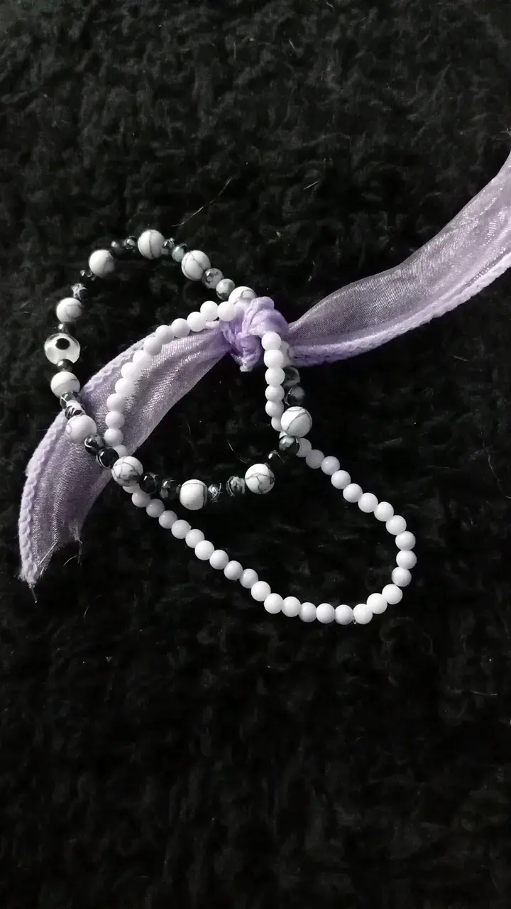 Pulsera de cuentas con cinta lila