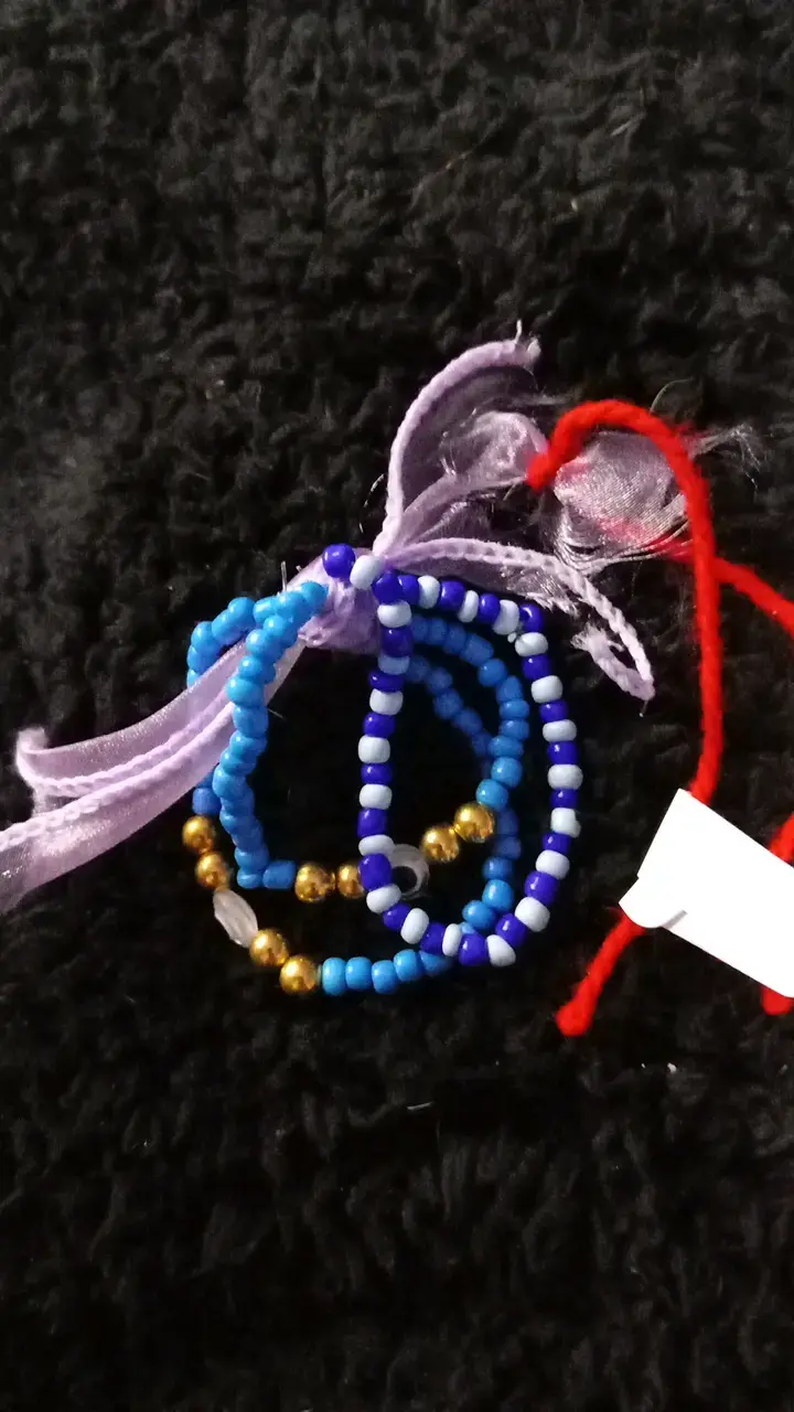 Pulseras de cuentas coloridas hechas a mano