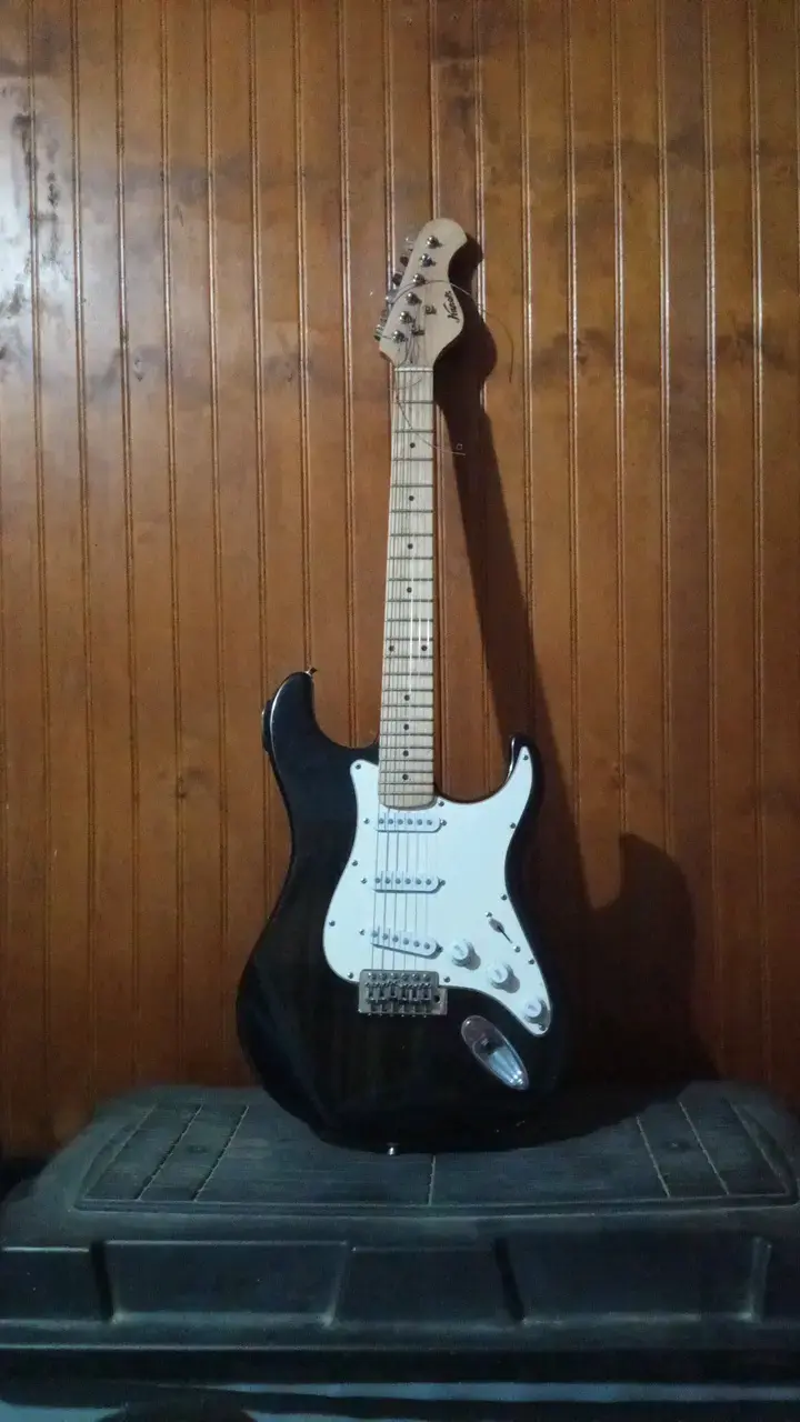 Guitarra eléctrica negra estilo Stratocaster