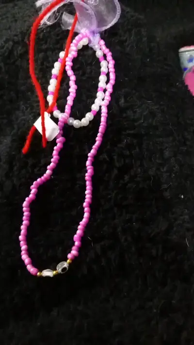 Collar de cuentas rosa y blanco para mujer - miniatura 1