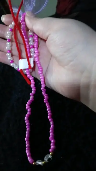 Collar de cuentas rosa y blanco para mujer - miniatura 2