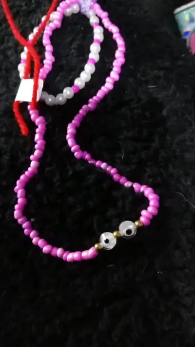 Collar de cuentas rosa y blanco para mujer - miniatura 3