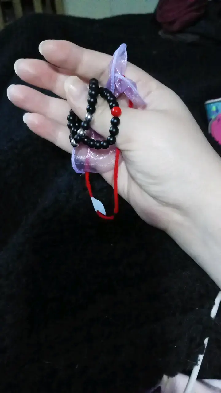 Pulsera de cuentas negras con detalle rojo - 1