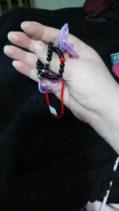 Pulsera de cuentas negras con detalle rojo - miniatura 1