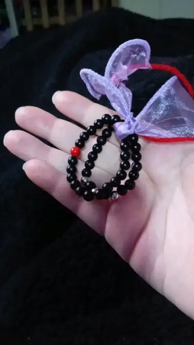 Pulsera de cuentas negras con detalle rojo - miniatura 2