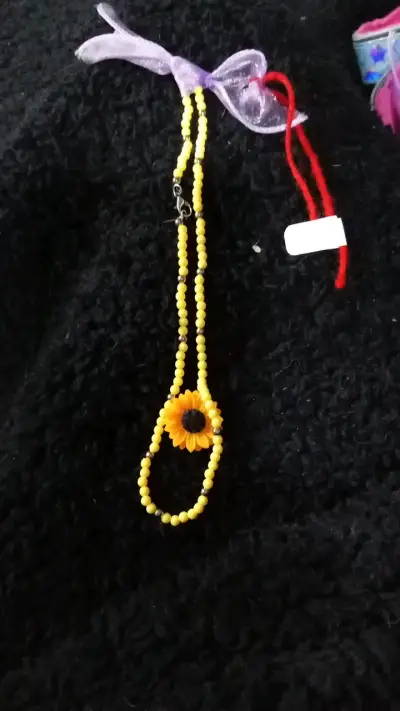 Collar de cuentas amarillas con flor decorativa - miniatura 1